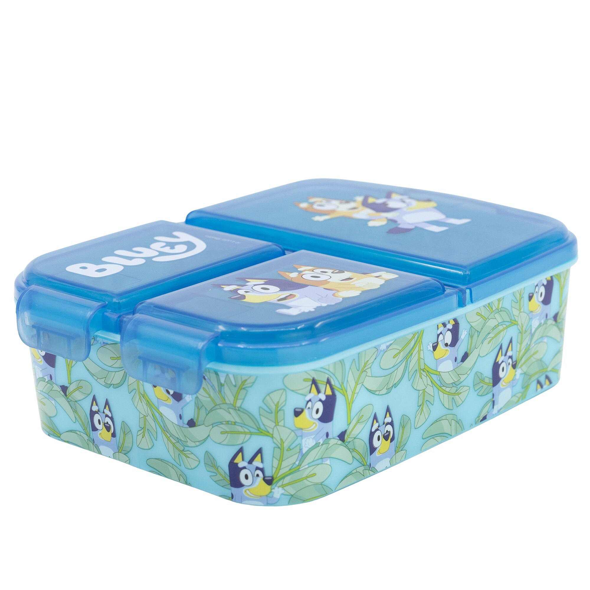 Niebieski lunchbox z trzema komorami, ozdobiony grafikami postaci z kreskówki oraz napisem \'Bluey\' na pokrywie. Pojemnik ma przezroczyste zamknięcia i wzory liści na bokach.