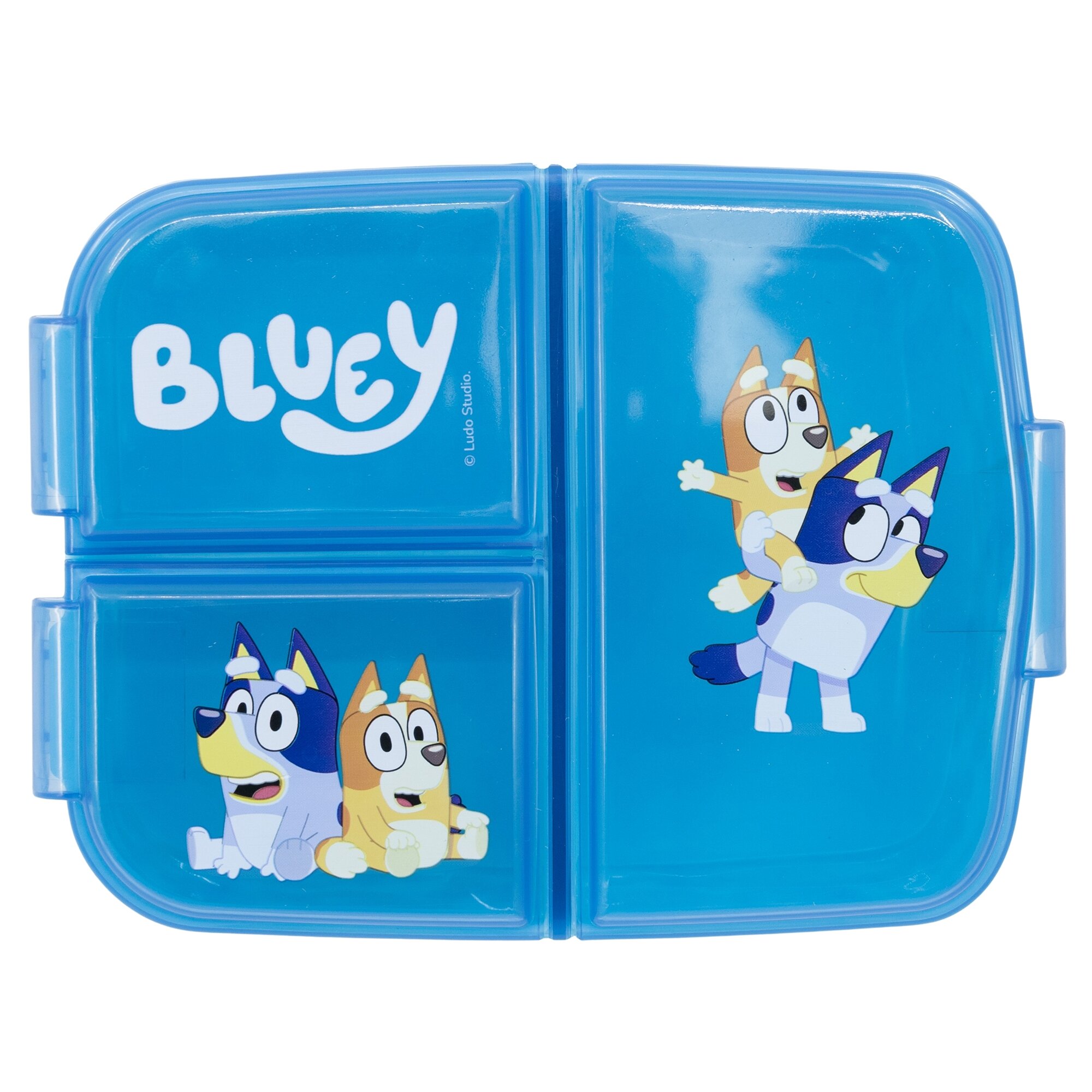 Niebieski lunchbox z trzema komorami, ozdobiony grafiką postaci z kreskówki oraz napisem \'BLUEY\'.