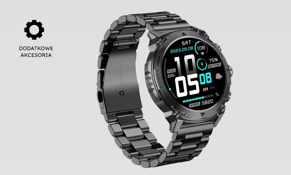 Smartwatch z metalową bransoletą, wyświetlający datę 2023.09.08, czas 10:05 AM oraz poziom baterii 75%. Obok zegarka widoczne jest logo w kształcie koła z zębami i napis \'DODATKOWE AKCESORIA\'.