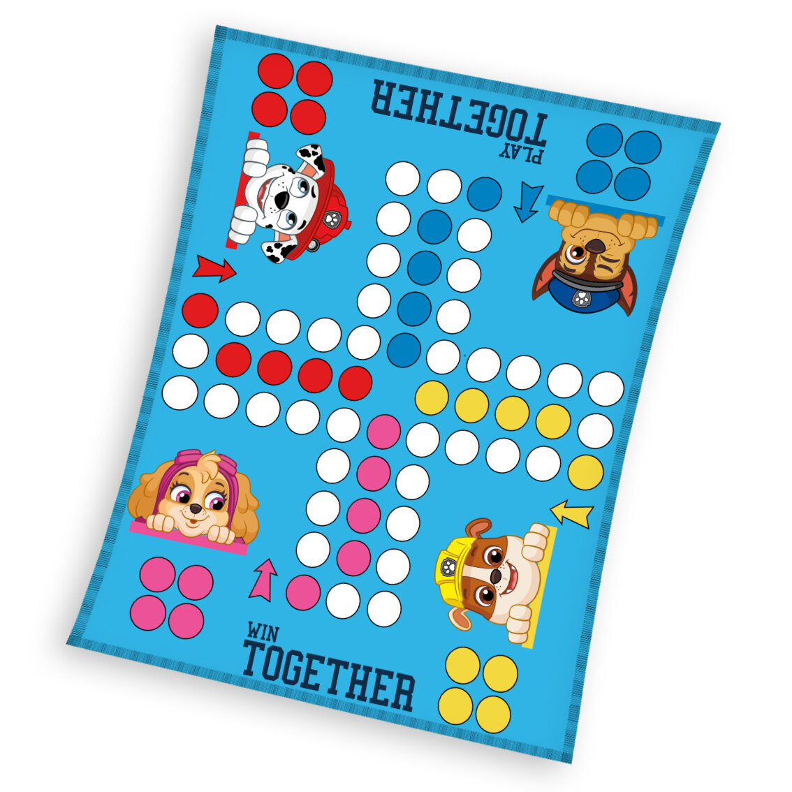 Koc z motywem gry planszowej z postaciami z bajki, na niebieskim tle. Widoczny tekst: \'PLAY TOGETHER\' i \'WIN TOGETHER\'.