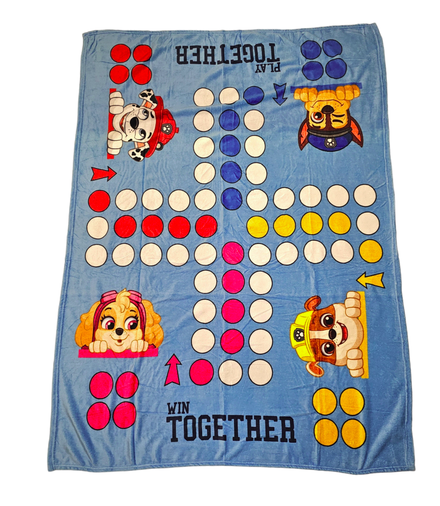 Niebieski koc z motywem gry planszowej, przedstawiający postacie z bajki Psi Patrol oraz napisy \'PLAY TOGETHER\' i \'WIN TOGETHER\'. Na kocu widoczne są kolorowe pola do gry oraz strzałki wskazujące kierunek ruchu.
