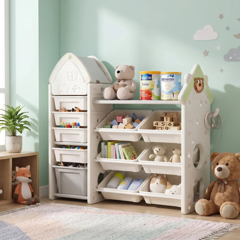 Na obrazie znajduje się biały regał z półkami i pojemnikami, wypełniony zabawkami, książkami i produktami dla dzieci. Obok regału stoją pluszowe misie, a na ścianie widoczne są dekoracje w kształcie chmur i gwiazdek.