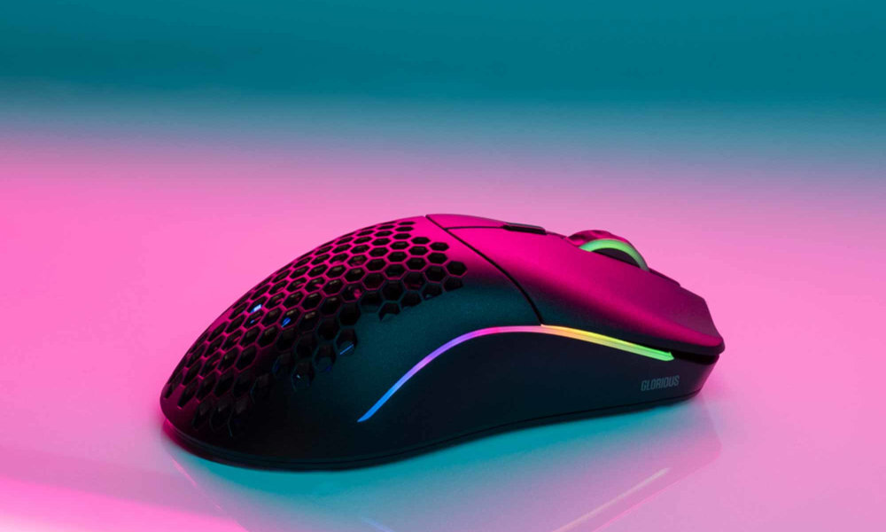 Czarna mysz komputerowa z perforowaną powierzchnią i podświetleniem RGB. Na boku widoczne jest logo \'GLORIOUS\'.
