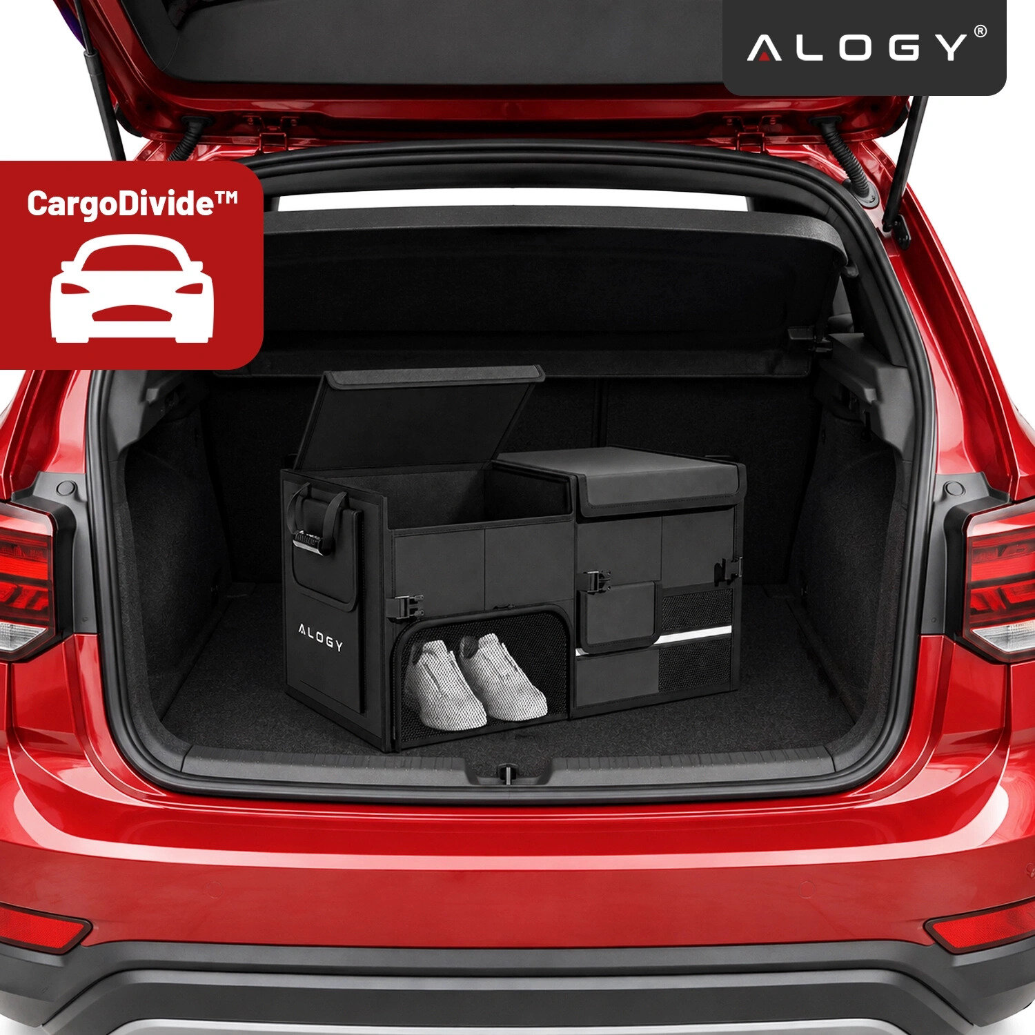 W bagażniku czerwonego samochodu znajduje się czarny organizer z napisem \'ALOGY\', obok którego leżą buty. W lewym górnym rogu widoczne jest logo \'CargoDivide™\' z ikoną samochodu.