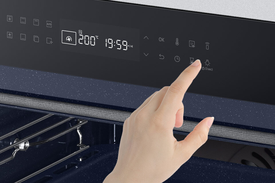 Panel dotykowy piekarnika z wyświetlaczem pokazującym temperaturę 200°C i godzinę 19:59. Dłoń dotyka jednego z przycisków na panelu.