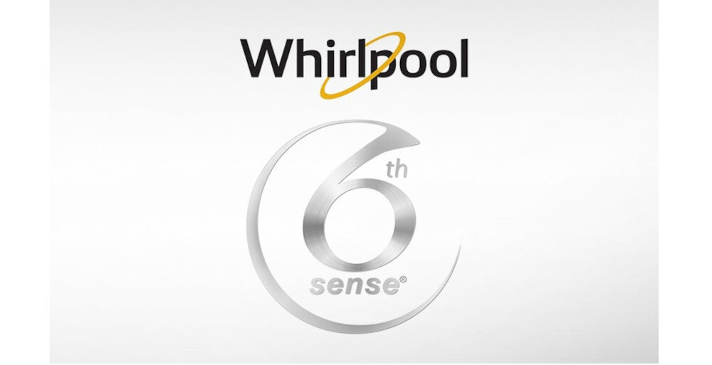 Na białym tle widoczne jest logo \'Whirlpool\' oraz poniżej napis \'6th sense\' w srebrnym kolorze.