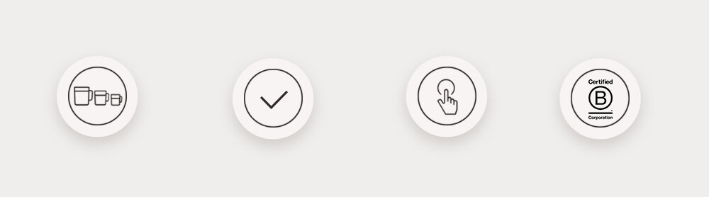 Obraz przedstawia cztery okrągłe ikony na białym tle. Ikony to: trzy różnej wielkości kubki, znak wyboru, palec wskazujący dotykający ekran oraz napis \'Certified B Corporation\'.