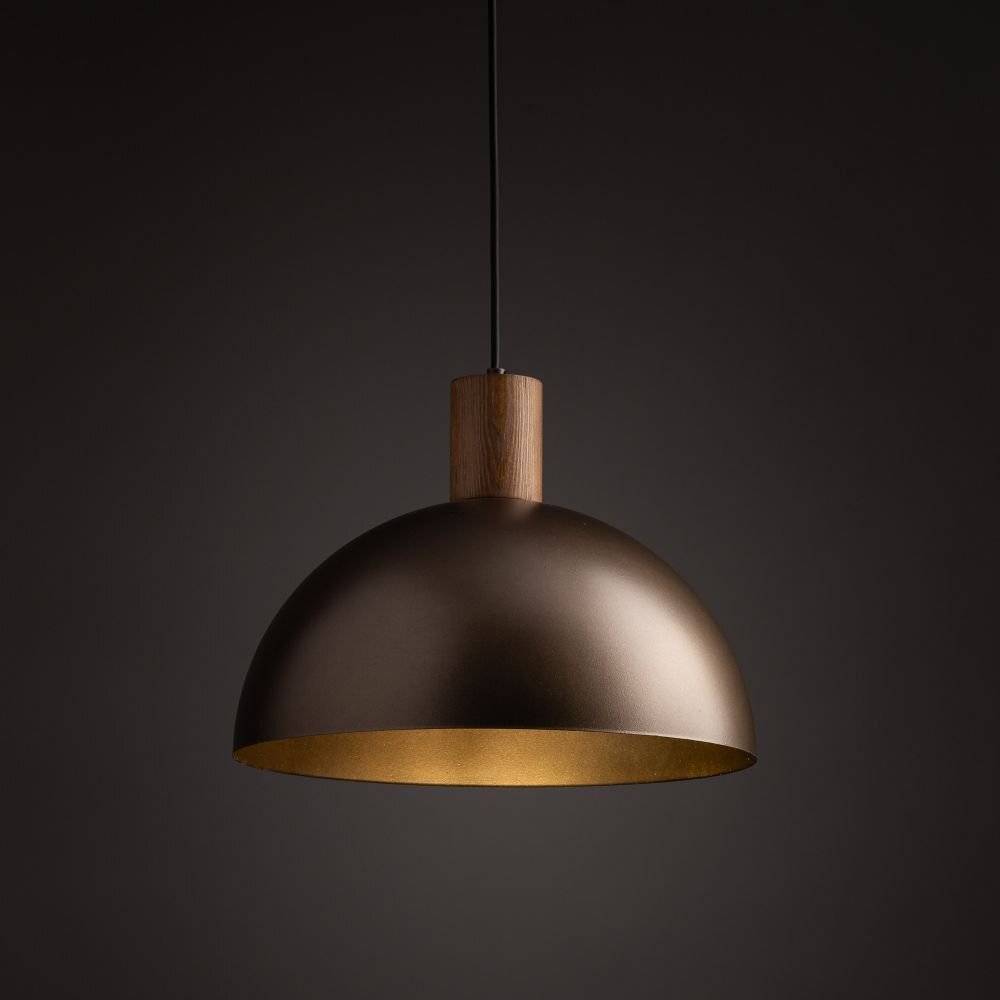 Na obrazie widoczna jest brązowa lampa wisząca z półkulistym kloszem i drewnianym elementem przy mocowaniu. Tło jest ciemne, co podkreśla elegancki wygląd lampy.