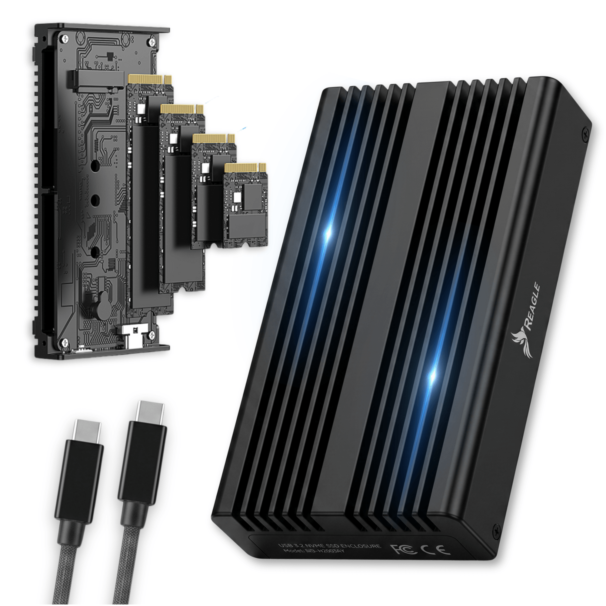 Obraz przedstawia czarną obudowę dysku SSD z logo \'REAGLE\' oraz kilka modułów SSD. Widoczne są także dwa kable USB-C.
