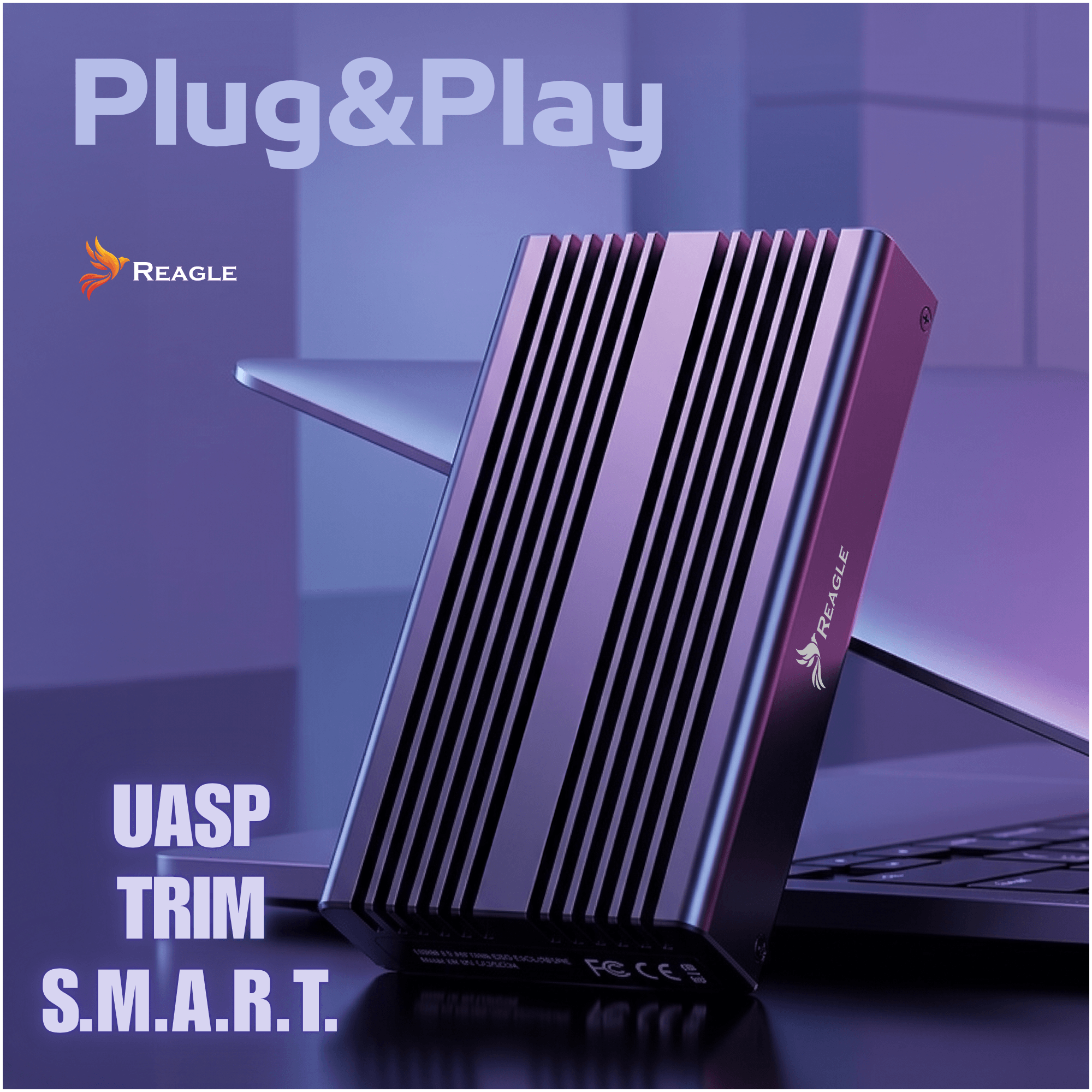 Obraz przedstawia czarną obudowę dysku SSD z logo Reagle, umieszczoną na tle laptopa. Widoczny tekst to: \'Plug&Play\', \'UASP\', \'TRIM\', \'S.M.A.R.T.\'.