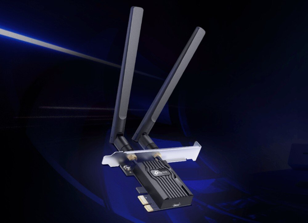 Na ciemnym tle widoczna jest karta sieciowa z dwoma antenami. Na urządzeniu znajduje się logo TP-Link.
