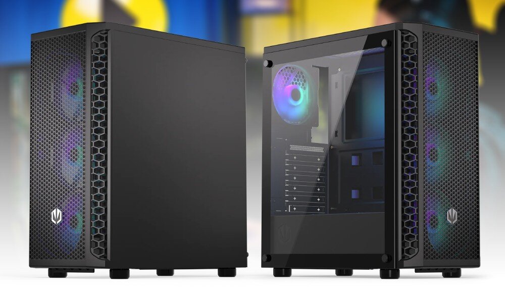 Dwa komputery stacjonarne z podświetleniem RGB widocznym przez boczny panel z przezroczystego szkła. Obudowy mają siatkowane fronty z logo producenta.