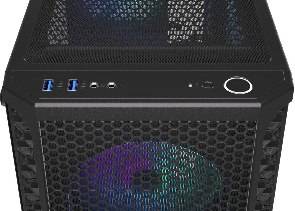 Obudowa komputera z widocznym panelem przednim, zawierającym dwa porty USB, dwa gniazda audio oraz przycisk zasilania. Przez siatkowany front widać podświetlany wentylator w kolorach RGB.