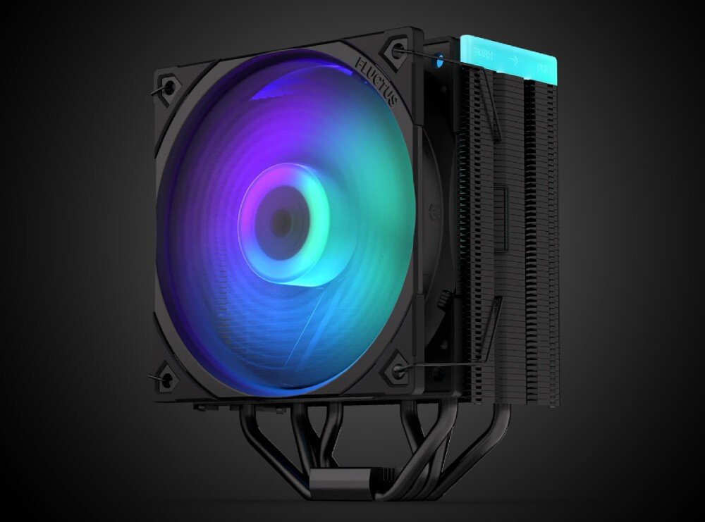 Obraz przedstawia wentylator komputerowy z podświetleniem RGB, zamontowany na radiatorze. Na obudowie wentylatora widoczny jest napis \'FLUCTUS\'.