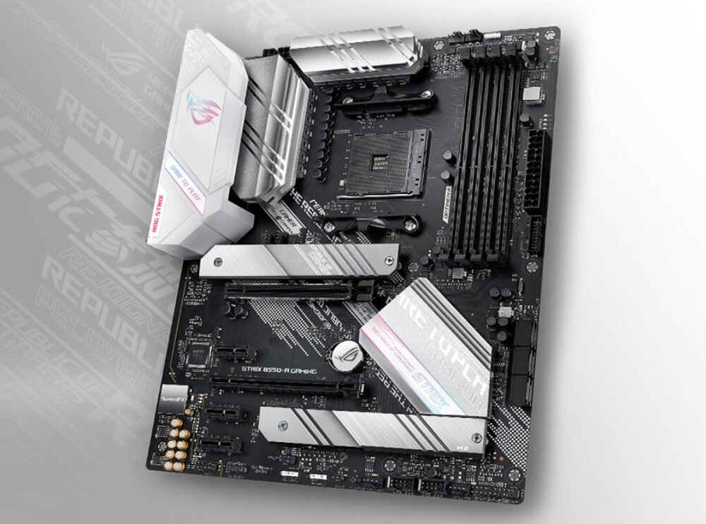 Obraz przedstawia płytę główną z widocznymi elementami takimi jak gniazda RAM, złącza PCIe oraz radiator. Na płycie widoczne są napisy \'STRIX B350-F GAMING\' oraz logo producenta.