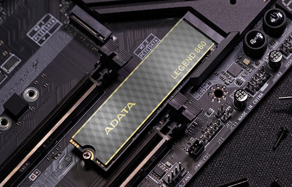 Komputer MAD DOG AQ400-WH-A01WR32WP Dysk SSD M.2 zamontowany na płycie głównej, z eleganckim designem i złotymi akcentami na obudowie, dysk, pojemność, szybkość, korekcja błędów