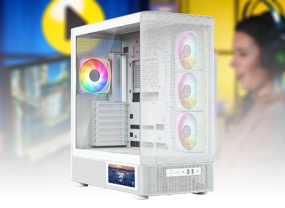 Biały komputer stacjonarny z przezroczystą obudową, w której widać cztery wentylatory z podświetleniem RGB. Na przednim panelu znajduje się wyświetlacz pokazujący temperaturę 36°C oraz porty USB i audio.