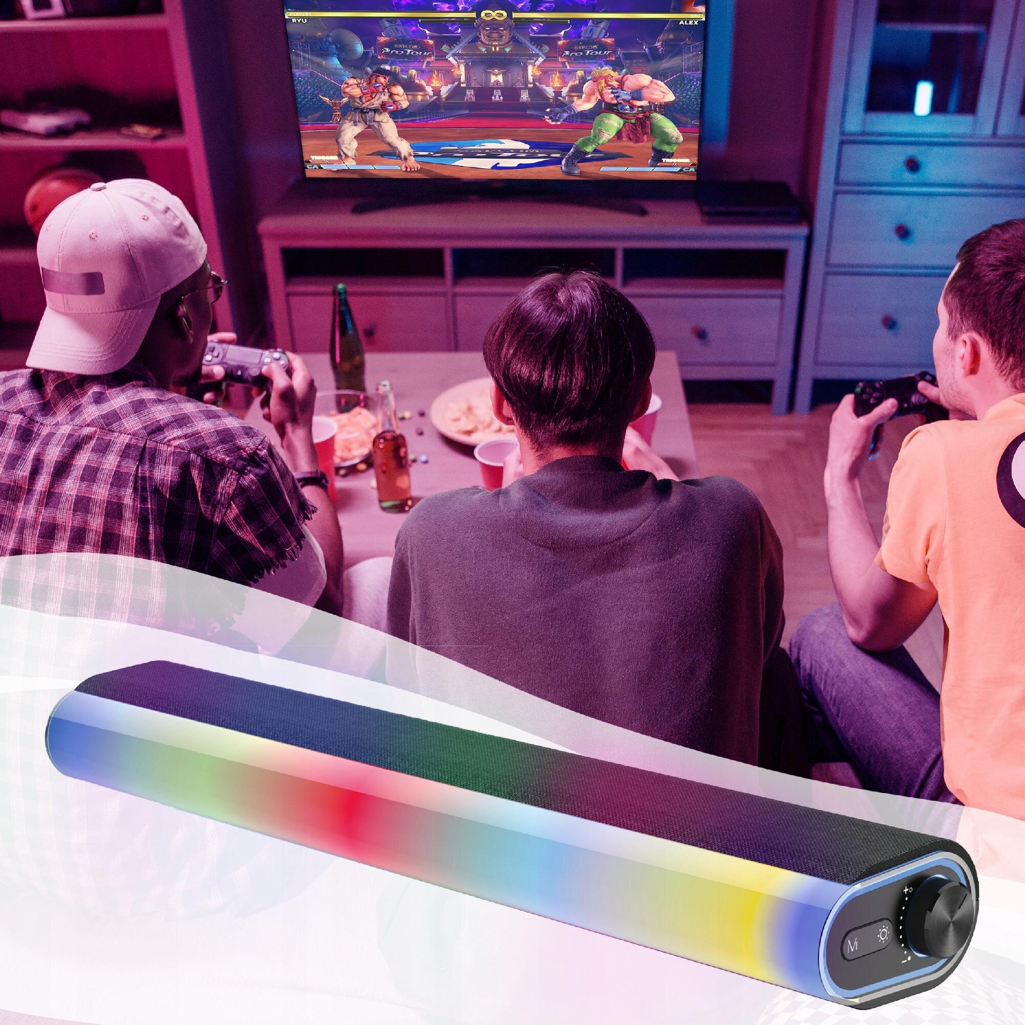 Trzech ludzi siedzi na kanapie przed telewizorem, grając w grę wideo. Na pierwszym planie widoczny jest czarny głośnik soundbar z podświetleniem LED RGB.