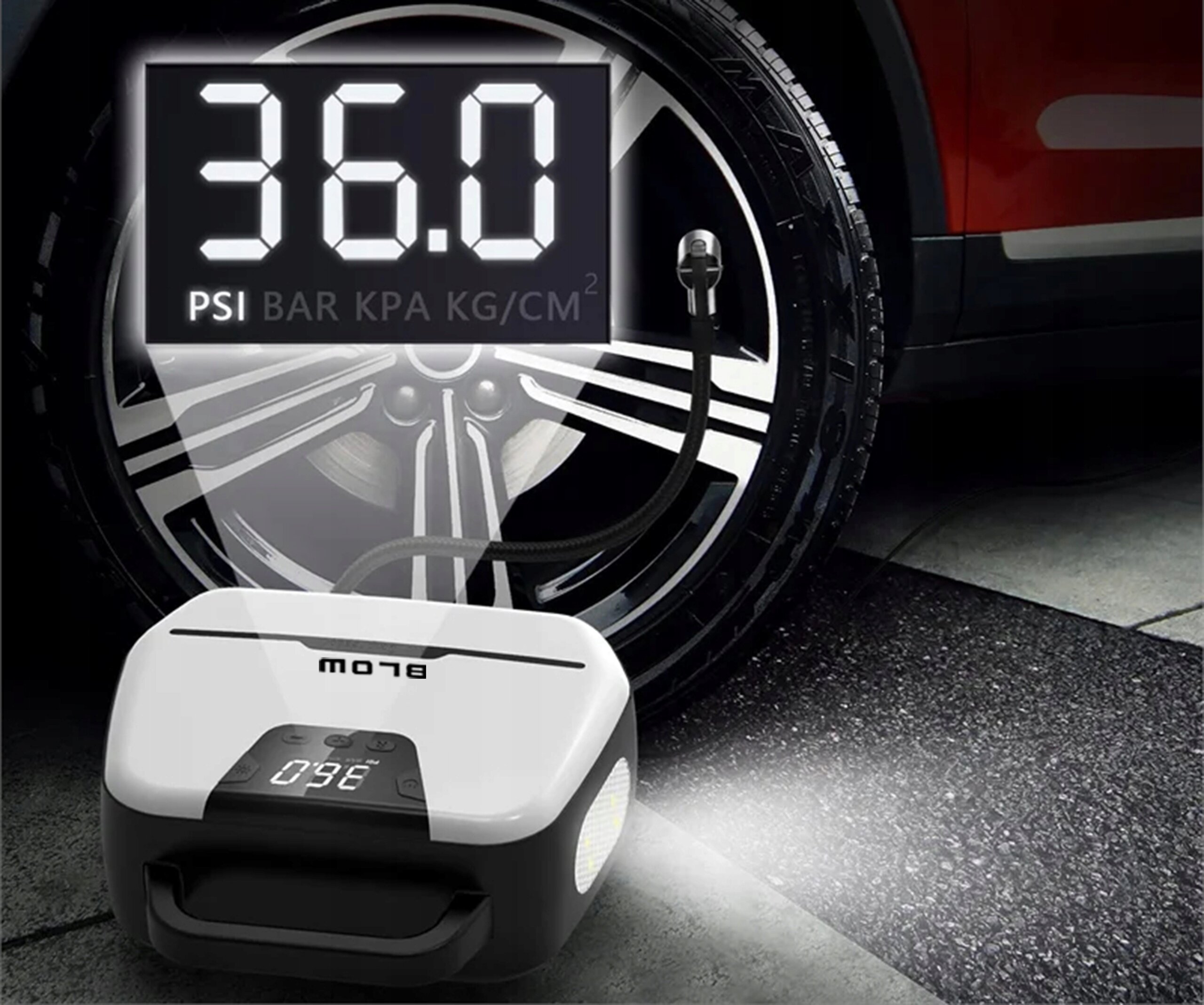 Na obrazie widoczny jest kompresor samochodowy z wyświetlaczem pokazującym wartość 36.0 PSI. W tle znajduje się koło samochodowe, a na urządzeniu widnieje napis \'BLOW\'.