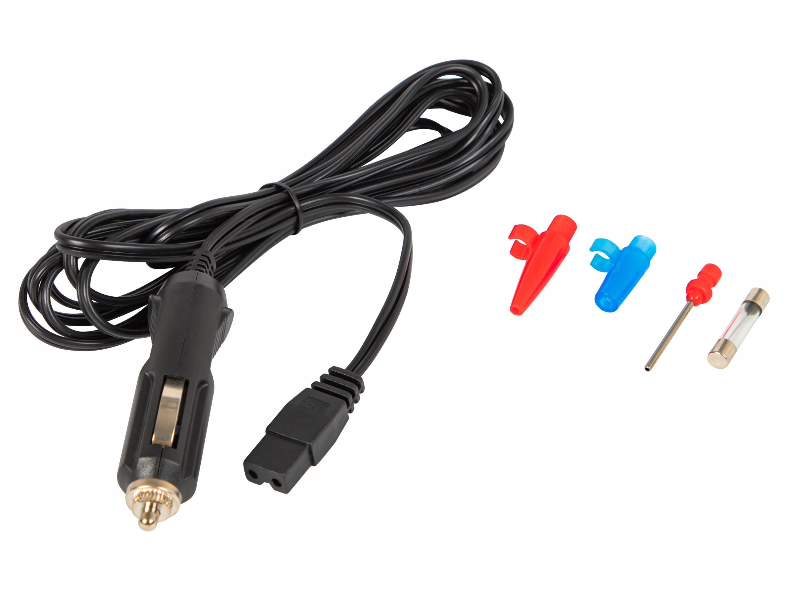 Na obrazie widoczny jest czarny kabel z wtyczką do gniazda zapalniczki samochodowej oraz zestaw końcówek w różnych kolorach: czerwonym, niebieskim i metalowym. Obok znajduje się szklany bezpiecznik.