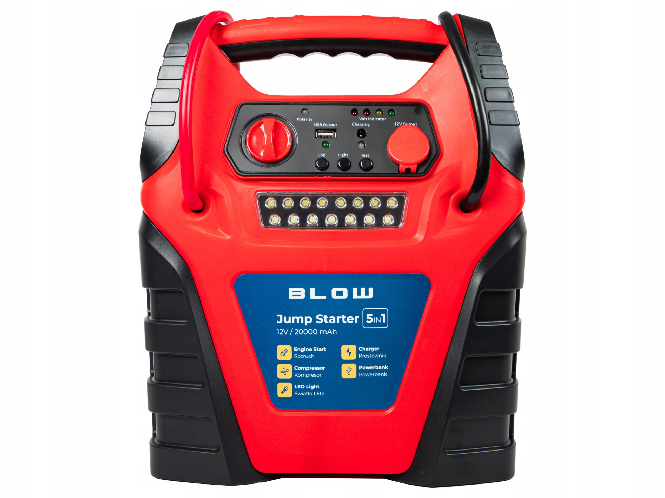Czerwono-czarny urządzenie z uchwytem, posiada panel z przyciskami i wskaźnikami oraz rząd diod LED. Na niebieskiej etykiecie widnieje napis: \'BLOW Jump Starter 5in1 12V/20000 mAh\'.