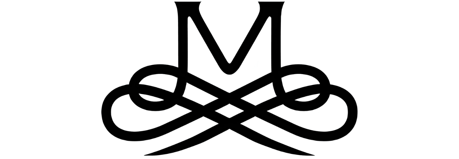 Czarne, ozdobne logo w kształcie litery \'M\' z symetrycznymi, zakrzywionymi liniami po obu stronach.
