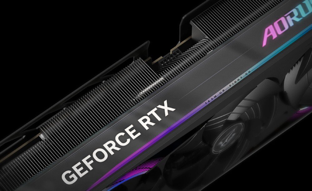 Zbliżenie na kartę graficzną z widocznymi napisami \'GEFORCE RTX\' i \'AORUS\'.