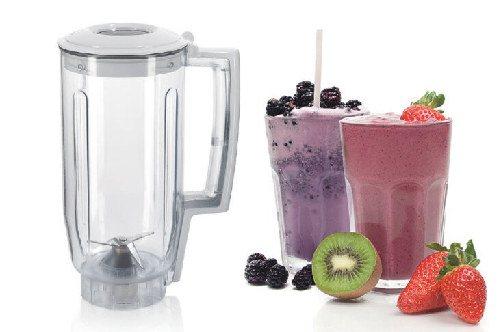 Na obrazie znajduje się przezroczysty blender kielichowy oraz dwa szklane naczynia z kolorowymi smoothie. Obok szklanek leżą owoce: kiwi, truskawki i jeżyny.