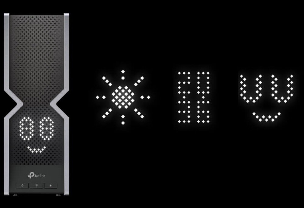 Na czarnym tle widoczny jest router z perforowanym wzorem i wyświetlaczem LED pokazującym uśmiechniętą twarz. Obok znajdują się trzy symbole LED: słońce, pionowe linie i uśmiechnięta twarz z zamkniętymi oczami.