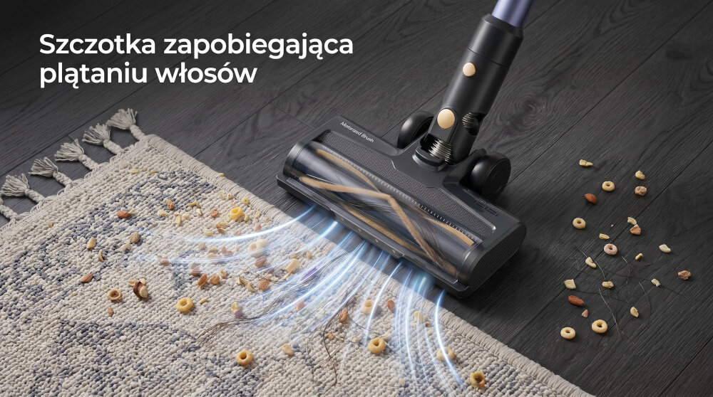 Odkurzacz z widoczną szczotką na dywanie, zbierający rozsypane płatki i orzechy. Tekst na obrazie: \'Szczotka zapobiegająca plątaniu włosów\'.