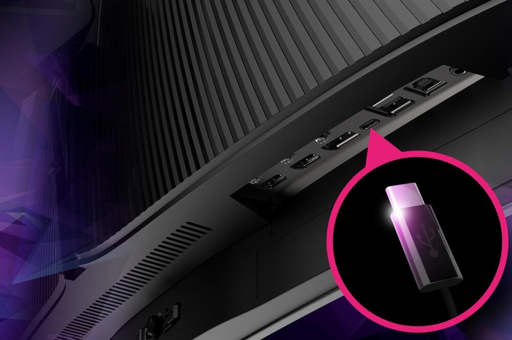 Obraz przedstawia tylną część monitora z widocznymi portami, w tym HDMI i USB. W prawym dolnym rogu znajduje się powiększenie wtyczki USB z fioletowym podświetleniem.