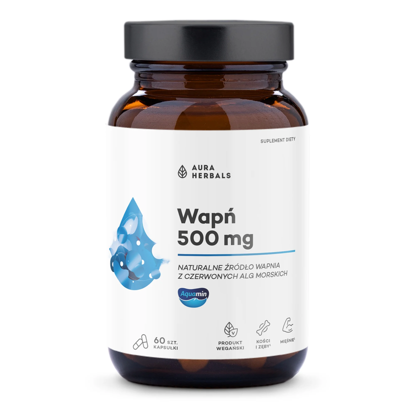 Szklana butelka z ciemnego szkła z białą etykietą, na której widnieje napis: \'Aura Herbals Wapń 500 mg\'. Na etykiecie znajdują się również informacje: \'Naturalne źródło wapnia z czerwonych alg morskich\', \'60 szt. kapsułki\', \'Produkt wegański\', \'Kości i zęby\', \'Mięśnie\'.