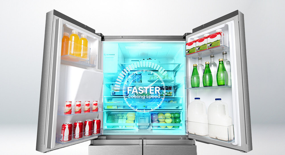 Otwarta lodówka z widocznymi półkami wypełnionymi różnymi produktami spożywczymi, takimi jak napoje, owoce i mleko. Na środku drzwi znajduje się napis \'FASTER Cooling Speed\'.