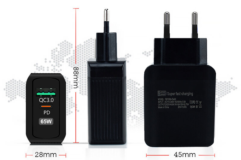 Obraz przedstawia czarną ładowarkę sieciową z dwoma wtykami, oznaczoną jako QC3.0, PD, 65W. Wymiary ładowarki to 88mm wysokości, 28mm szerokości i 45mm głębokości, z napisem \'Super fast charging\' na tylnej części.
