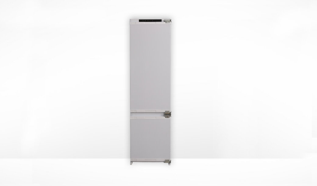 Na obrazie widoczna jest wysoka, biała lodówka z dwoma drzwiami, umieszczona na białym tle. Lodówka ma prosty, minimalistyczny design.