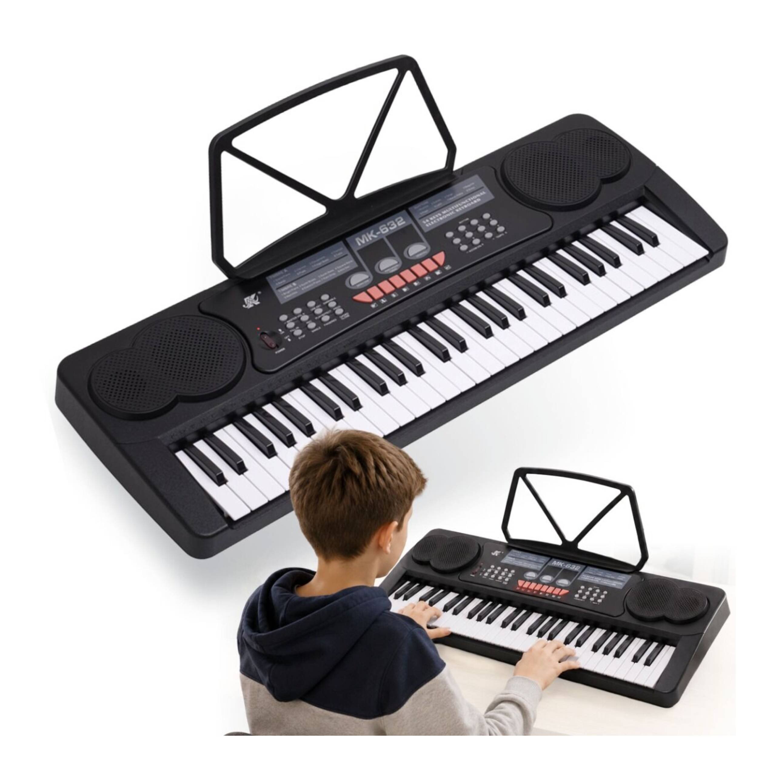Na obrazie widoczny jest czarny keyboard elektroniczny z 54 klawiszami, pulpitem do nut i mikrofonem. Przed keyboardem siedzi dziecko, które gra na instrumencie.