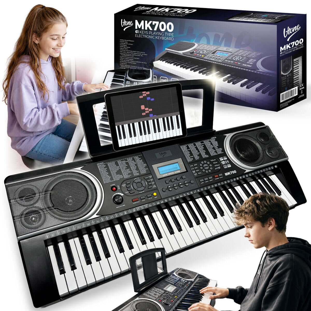 Obraz przedstawia elektroniczny keyboard z 61 klawiszami, z wyświetlaczem i głośnikami, na którym grają dwie osoby. W tle widoczne jest opakowanie z napisem \'MK700 61 KEYS PLAYING TYPE ELECTRONIC KEYBOARD\'.