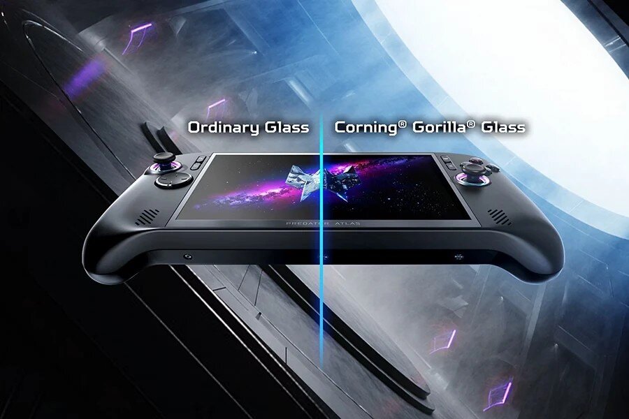 Obraz przedstawia konsolę z ekranem dotykowym, na którym widoczna jest grafika kosmiczna. Na ekranie znajduje się tekst: \'Ordinary Glass\' i \'Corning Gorilla Glass\'.