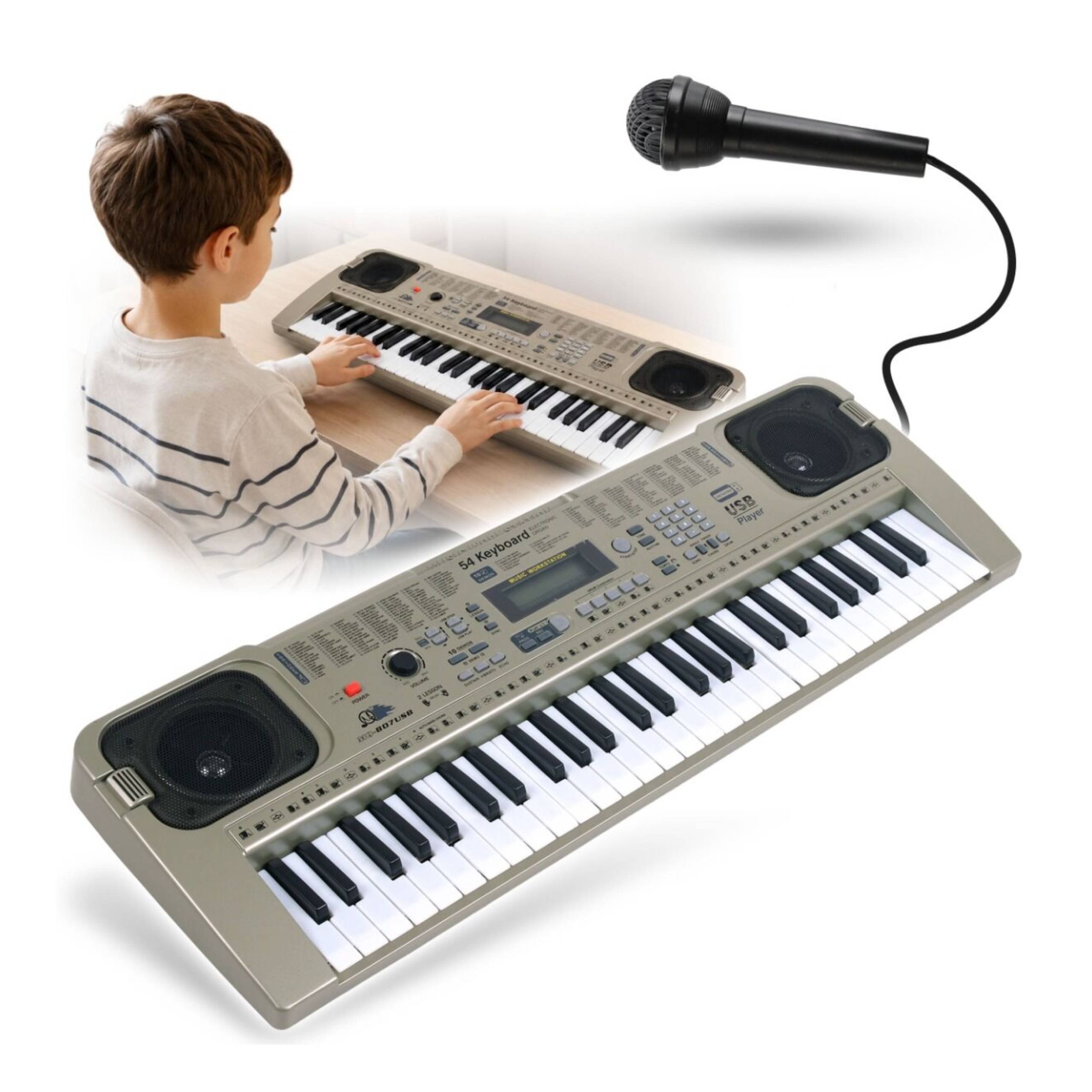 Obraz przedstawia dziecko grające na klawiaturze z 54 klawiszami, obok której znajduje się mikrofon. Na klawiaturze widoczny jest napis \'54 Keyboard\' oraz logo \'USB\'.