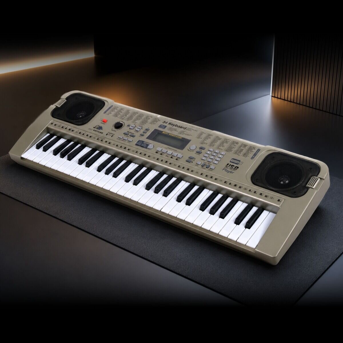 Na obrazie znajduje się keyboard z 54 klawiszami, posiadający wbudowane głośniki i panel sterowania z różnymi przyciskami. Widoczny jest napis \'54 Keyboard\' oraz logo producenta.
