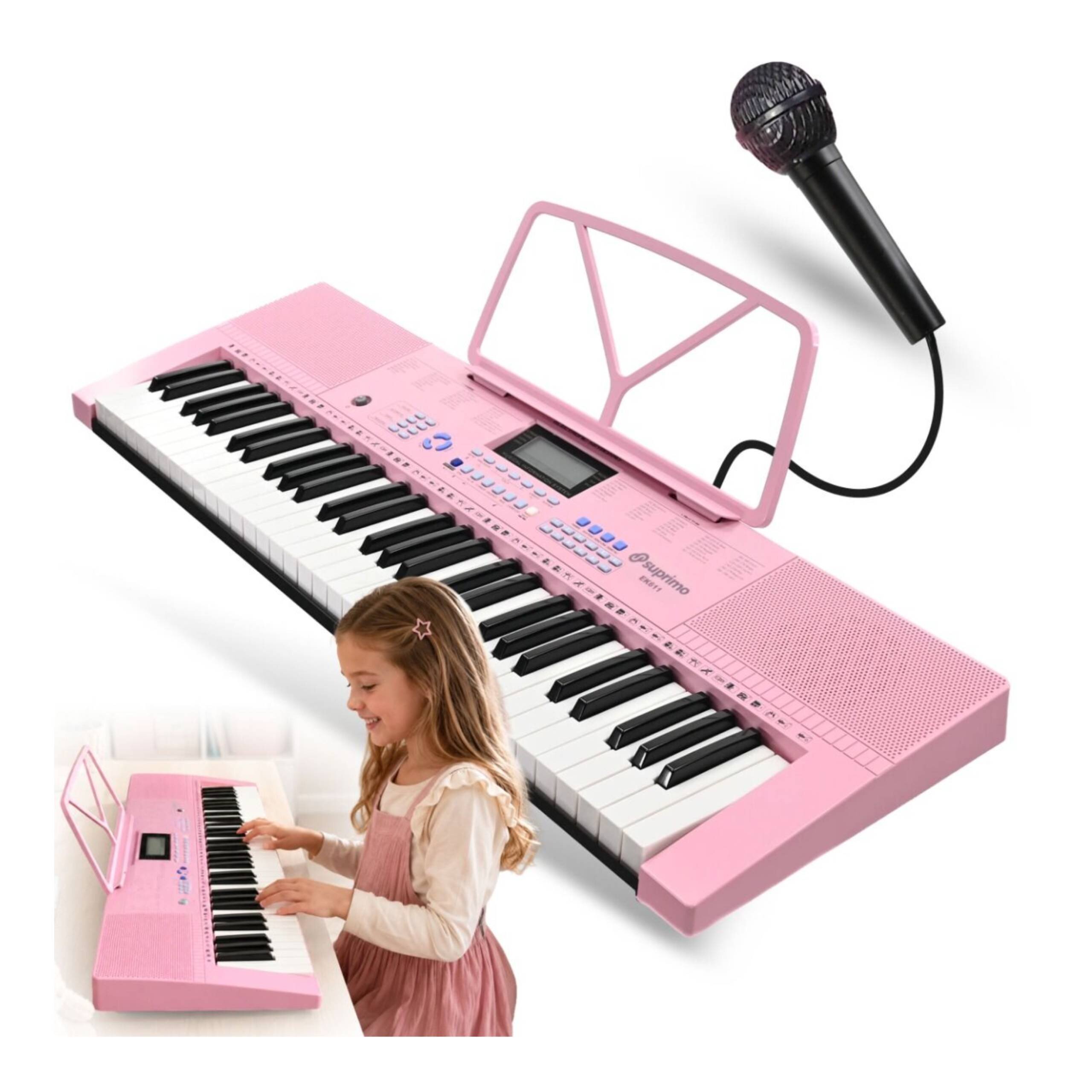 Różowy elektroniczny keyboard z mikrofonem, posiada czarno-białe klawisze oraz wyświetlacz. Na zdjęciu widoczna jest również dziewczynka grająca na tym instrumencie.