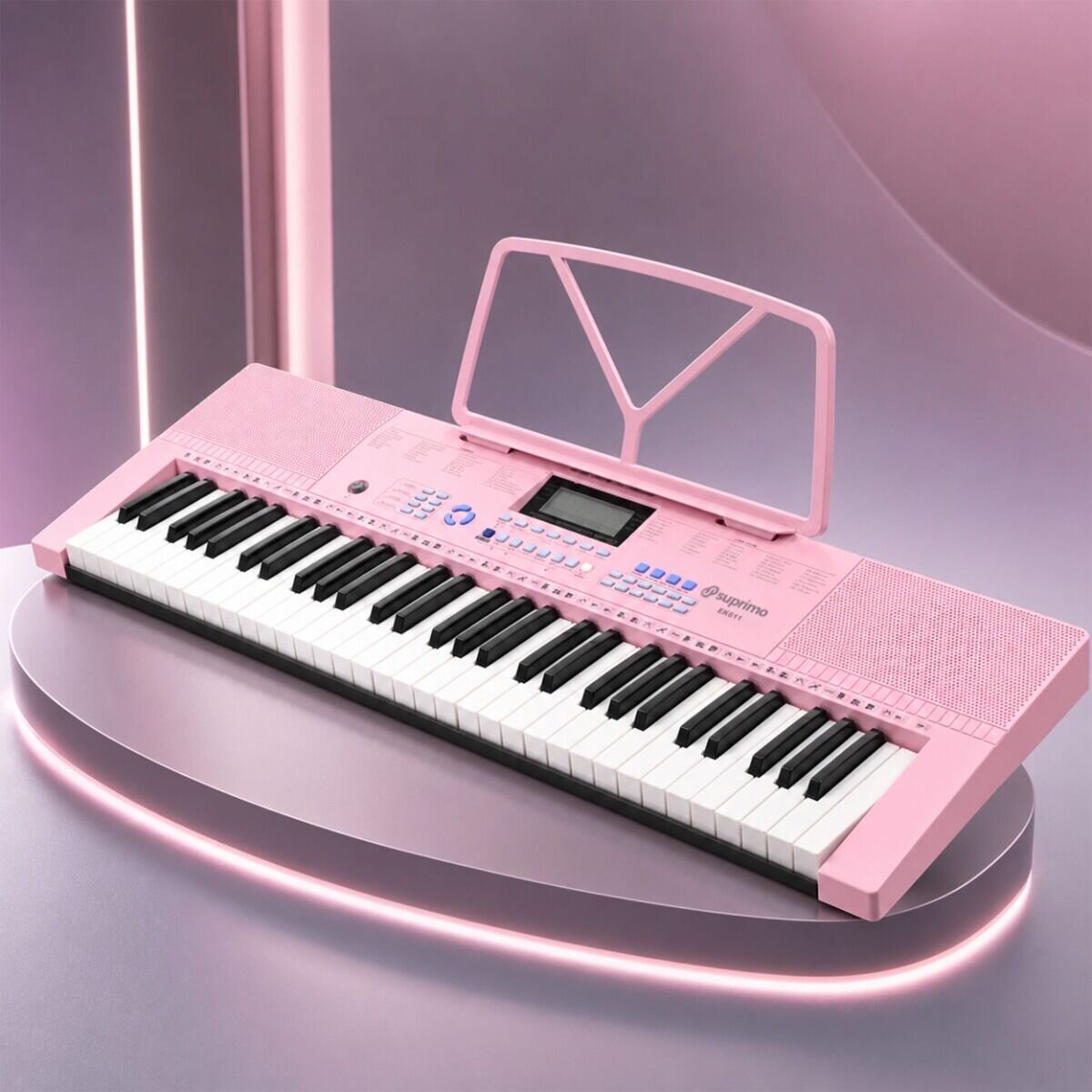 Różowy elektroniczny keyboard z czarno-białymi klawiszami, wyświetlaczem i przyciskami funkcyjnymi. Na instrumencie widoczne jest logo \'suprimo\'.