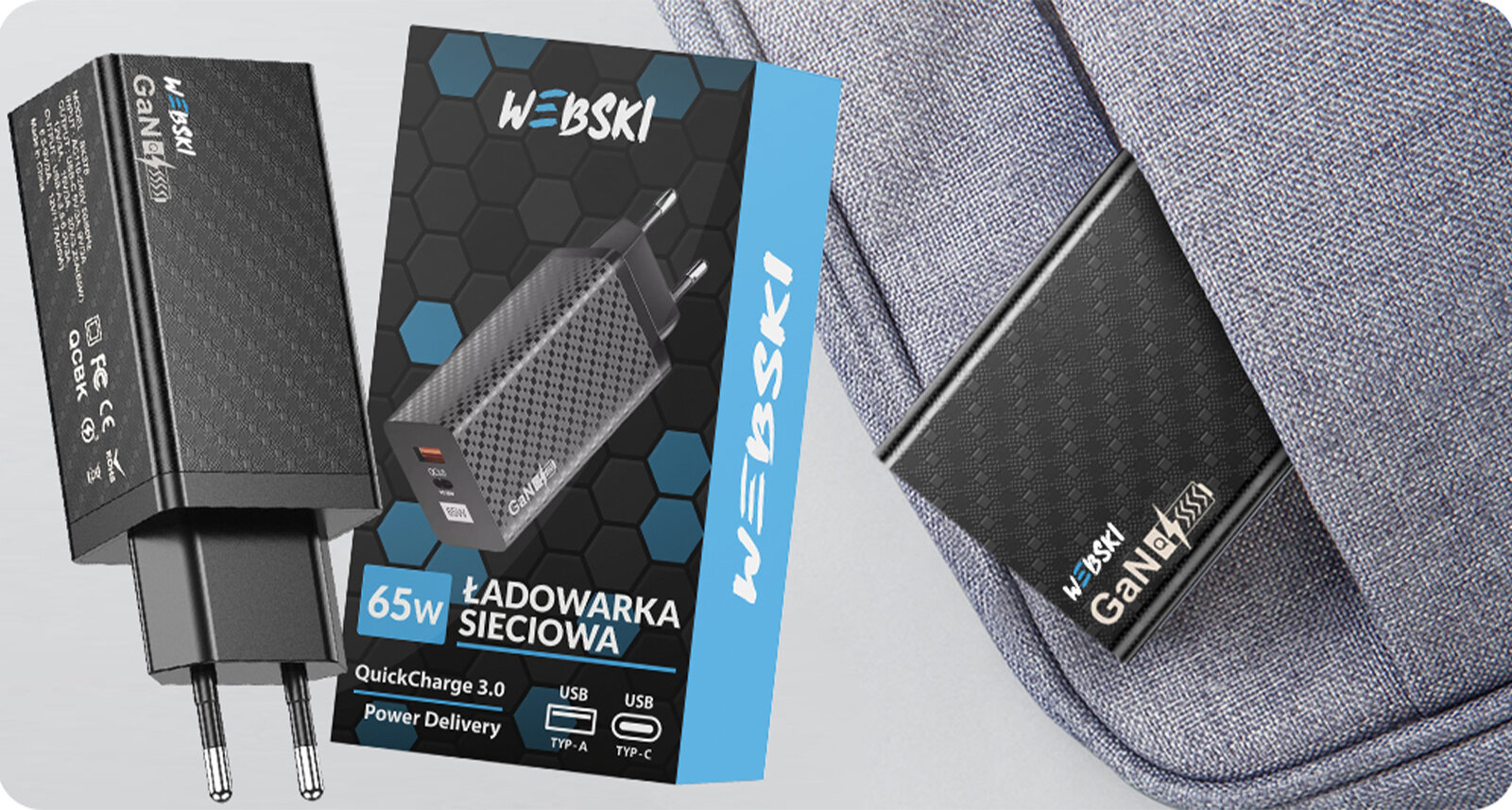 Obraz przedstawia czarną ładowarkę sieciową z dwoma wtykami oraz opakowanie z napisem \'WEBSKI ŁADOWARKA SIECIOWA 65W QuickCharge 3.0 Power Delivery USB Type-A USB Type-C\'. Ładowarka leży na szarej tkaninie, a na jej powierzchni widnieje napis \'WEBSKI GAN 65W\'.