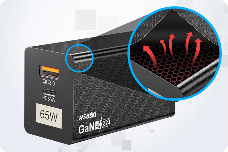 Obraz przedstawia czarną kostkę ładowarki z dwoma portami USB oznaczonymi jako QC3.0 i PD65W oraz napisem \'65W\'. Widoczne jest logo \'WEBSKI GaN\' oraz powiększenie fragmentu powierzchni z czerwonymi strzałkami wskazującymi na wentylację.