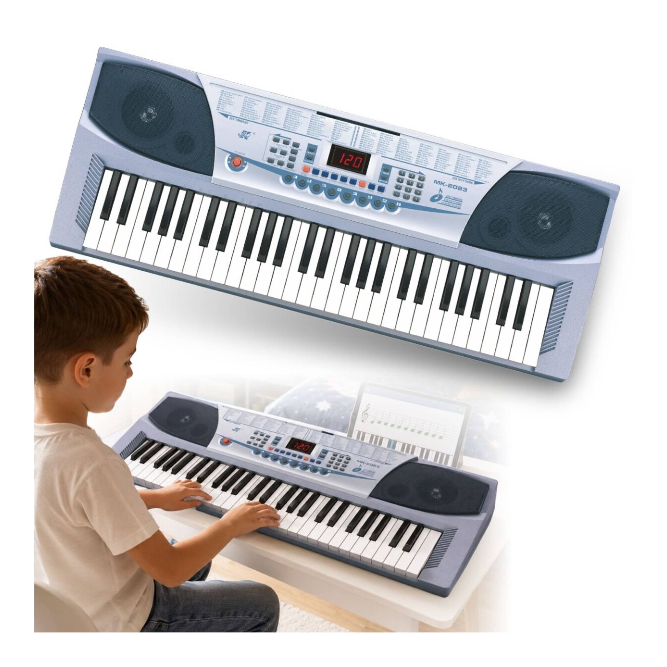 Na obrazie widoczny jest elektroniczny keyboard z 54 klawiszami w kolorze srebrnym. Dziecko siedzi przy stole i gra na keyboardzie, na którym znajduje się wyświetlacz z liczbą \'120\'.