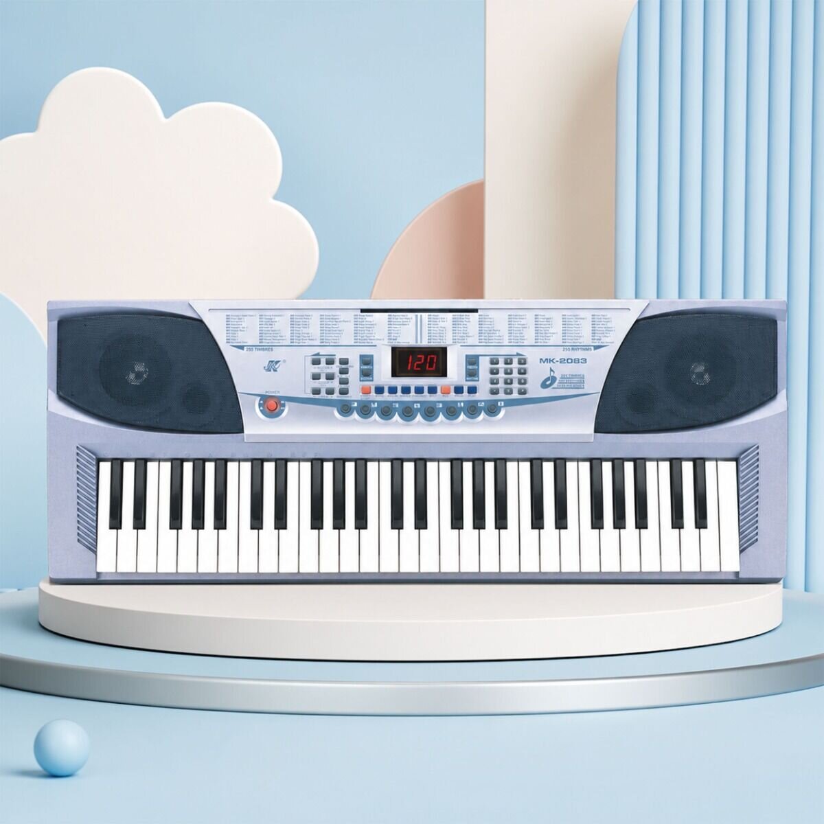 Na obrazie znajduje się elektroniczny keyboard z 54 klawiszami w kolorze srebrnym, umieszczony na okrągłej podstawie. W tle widoczne są elementy dekoracyjne w pastelowych kolorach, takie jak chmura i pionowe linie.