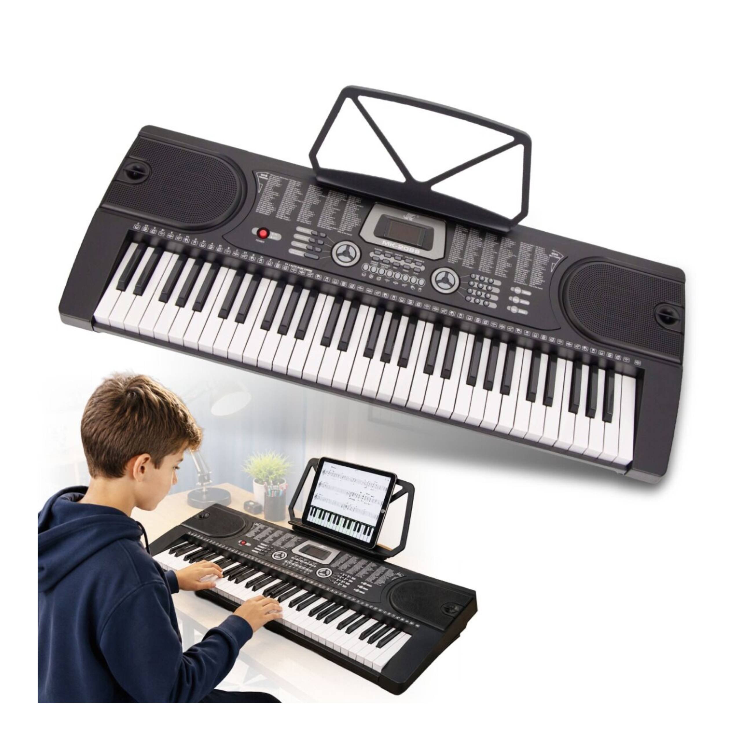 Na obrazie widoczny jest czarny keyboard z 61 klawiszami, stojakiem na nuty i wbudowanymi głośnikami. W dolnej części zdjęcia osoba gra na keyboardzie, a na stojaku znajduje się tablet z nutami.