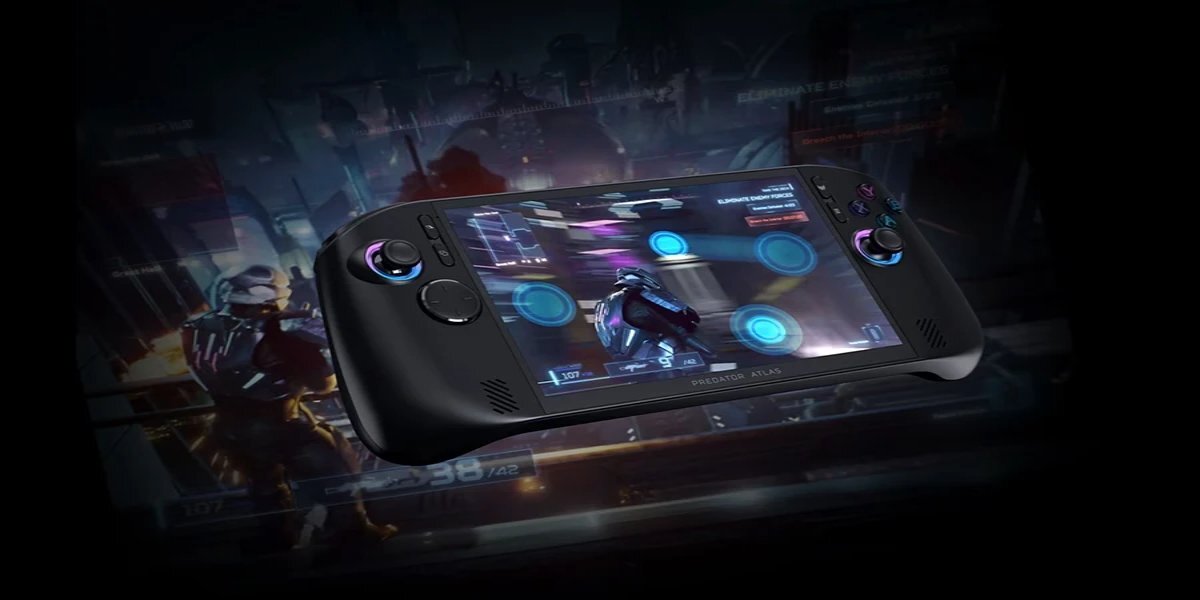 Na obrazie widoczna jest czarna konsola do gier z dużym ekranem, na którym wyświetlana jest dynamiczna scena z gry. Konsola posiada przyciski i joysticki po obu stronach ekranu.