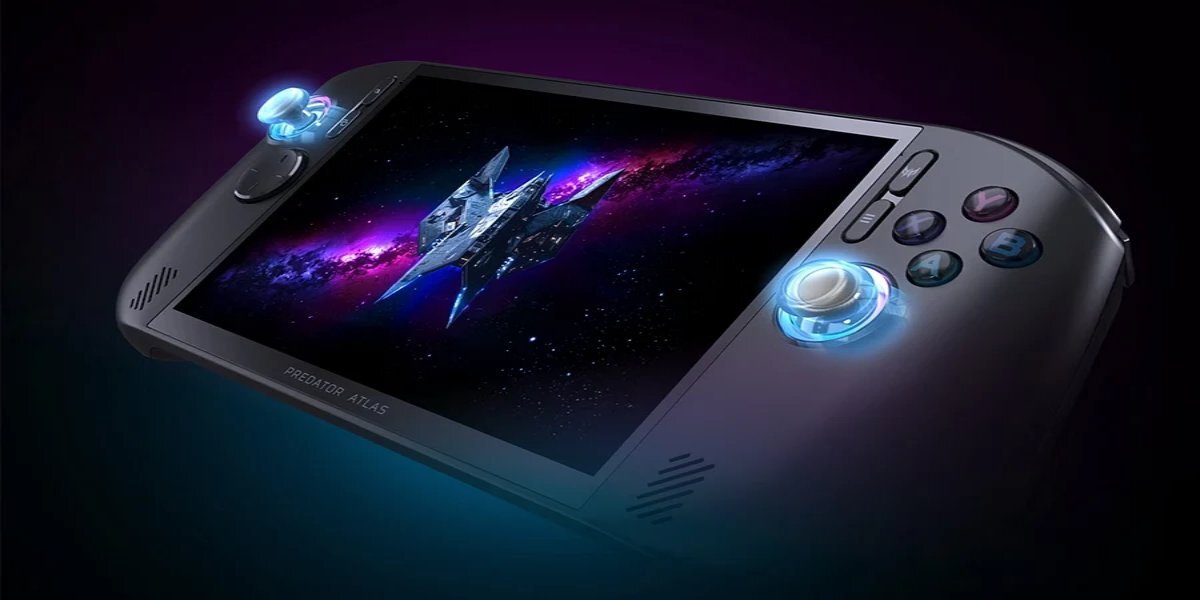 Na obrazie widoczna jest czarna konsola do gier z wyświetlaczem, na którym pokazana jest grafika statku kosmicznego na tle kosmosu. Na konsoli znajdują się przyciski i joysticki, a na dole ekranu widoczny jest napis \'PREDATOR ATLAS\'.