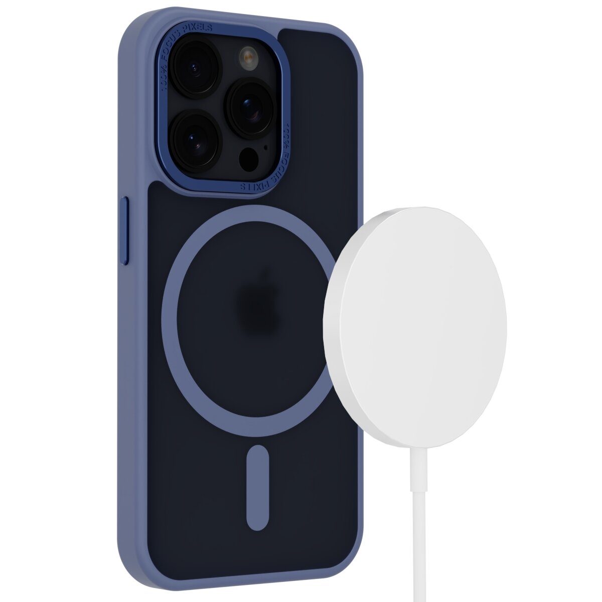 Na obrazie widoczne jest matowe etui ochronne na telefon z trzema aparatami, z okrągłym wzorem wskazującym na kompatybilność z MagSafe. Obok etui znajduje się biały, okrągły element przypominający ładowarkę bezprzewodową.